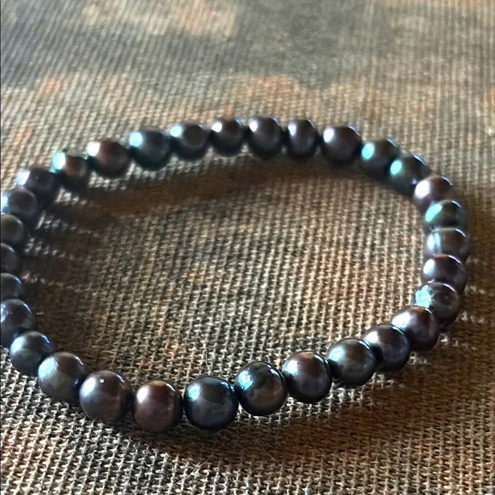 Elegant Peacock Coloured  Pearl Bracelet.   Genuine  ,   On A Stretch Band